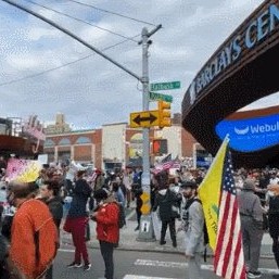 皇冠体育平台-篮网主场首战涌现大批抗议者 人群高喊：支持欧文！