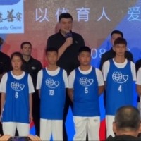 皇冠体育平台-姚氏幽默！姚明出席姚基金慈善赛发布会：终于站到舒服点的地方